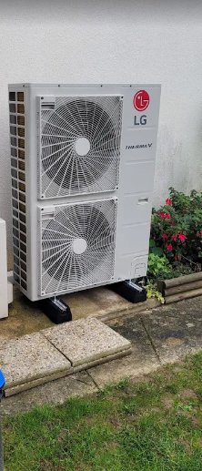 Unité extérieure de pompe à chaleur air/eau LG Therma V devant une maison